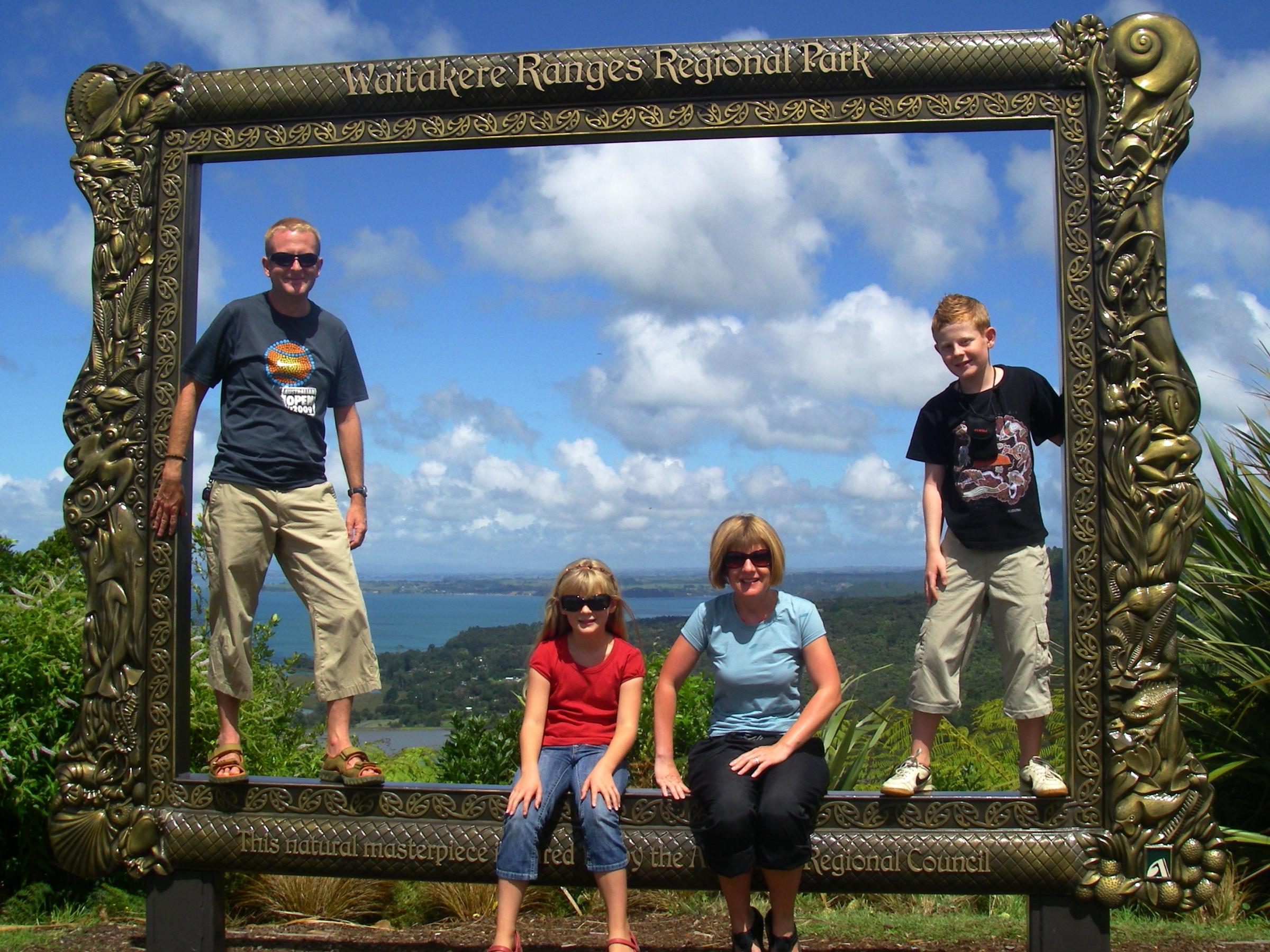 La famille Pilbeam a visité plus d'une douzaine de pays, y compris une escale au parc régional de Waitakere Ranges en Nouvelle-Zélande.