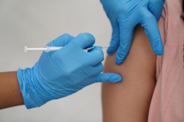 These are the eight Omicron symptoms to be on the lookout for if you are fully vaccinated (PA)