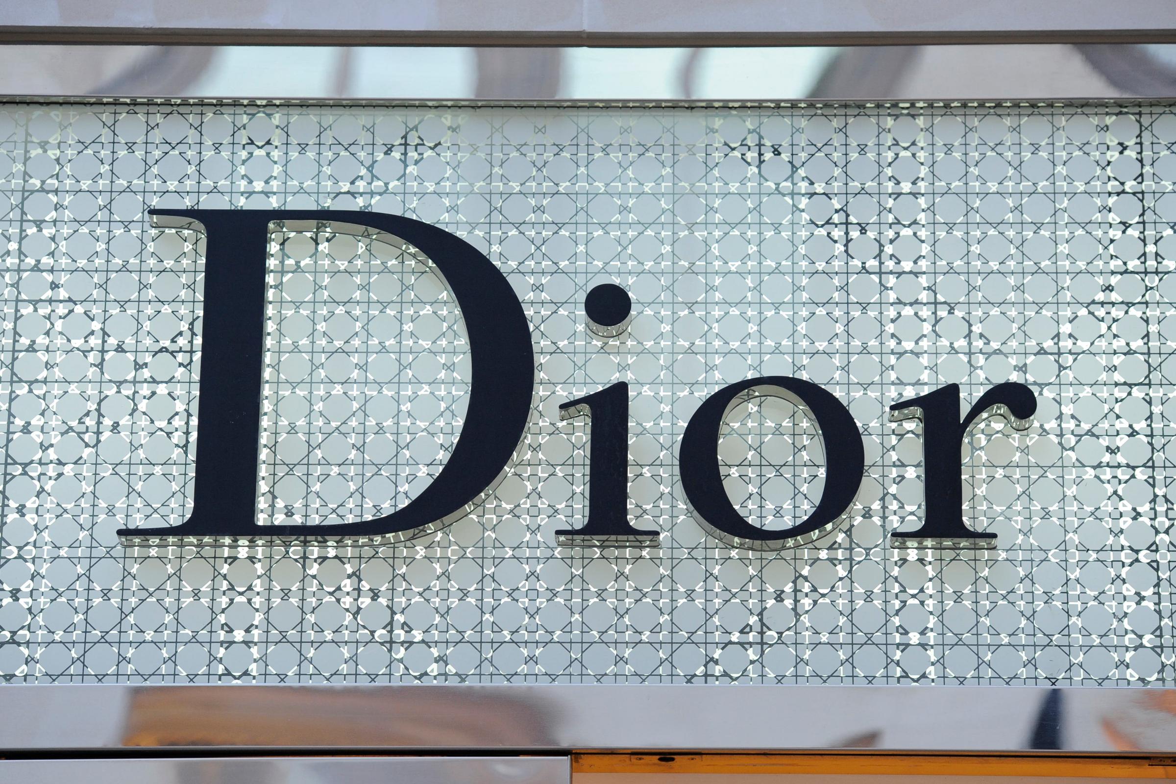 Chinese photographer apologises over 'insulting' images as Dior pulls picture - Vimarsana News