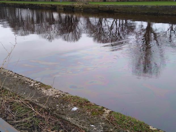 East Lothian Courier: A spillage, thought to be possibly diesel or petrol, on the River Esk is being investigated