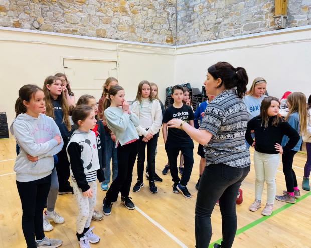 East Lothian Courier: Drama faclitator Stephanie Wynne coaches the young Bugsy Malone cast