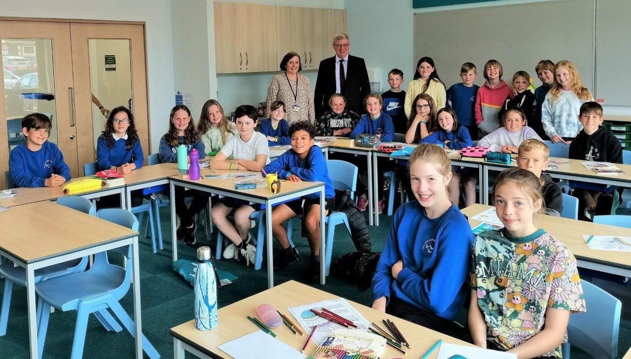 Martin Whitfield MSP visits Gullane Primary School to congratulate Euroquiz pupils - Vimarsana News