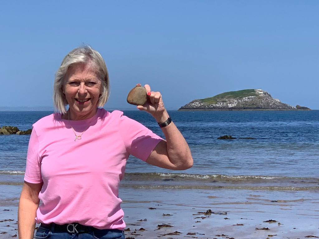 Brave swimmers venture to Lamb Island to collect rock for Uri Geller - Vimarsana News