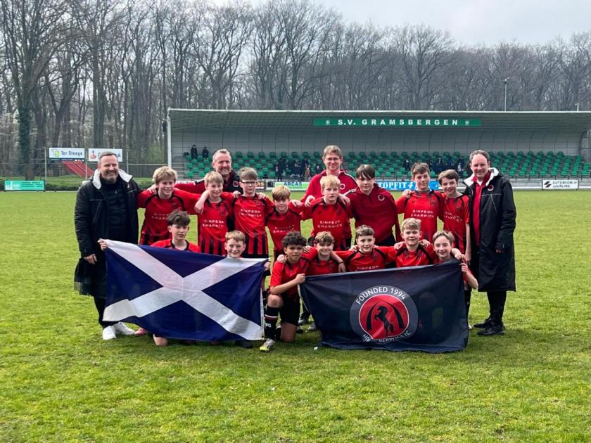 Voetballers uit North Berwick nemen de trofee in ontvangst tijdens hun reis naar Nederland