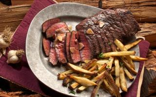 Steak and chips. Credit: Canva